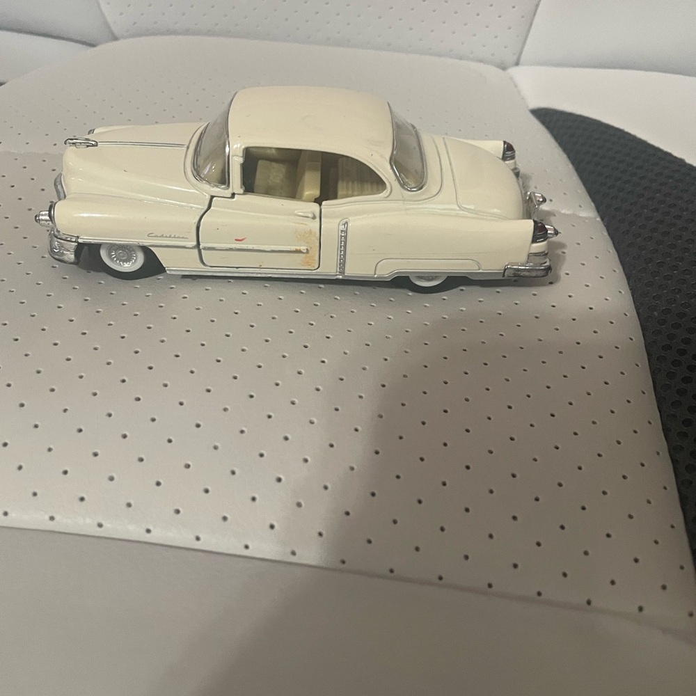 Cadillac series 62 Diecast Model Car Kinsmart 1953